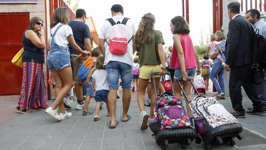 Niños, padres y profesores entran al colegio público de La Arrixaca, en Murcia.