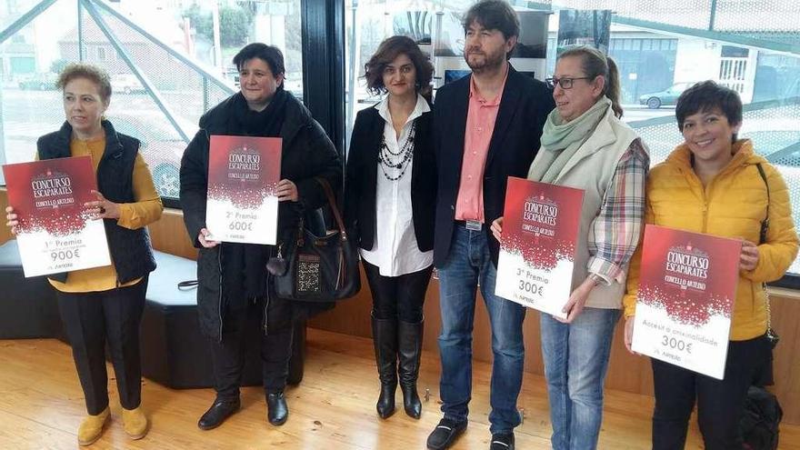 Foto Rodri recibe el premio al mejor escaparate de Navidad