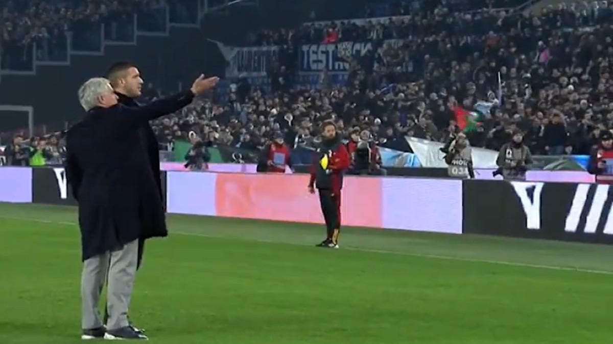 Mourinho señalando los incidentes en la grada