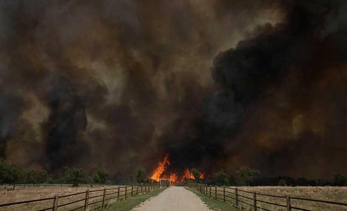 El fum s’eleva d’un incendi fora de control a l’estat de Texas (EUA).