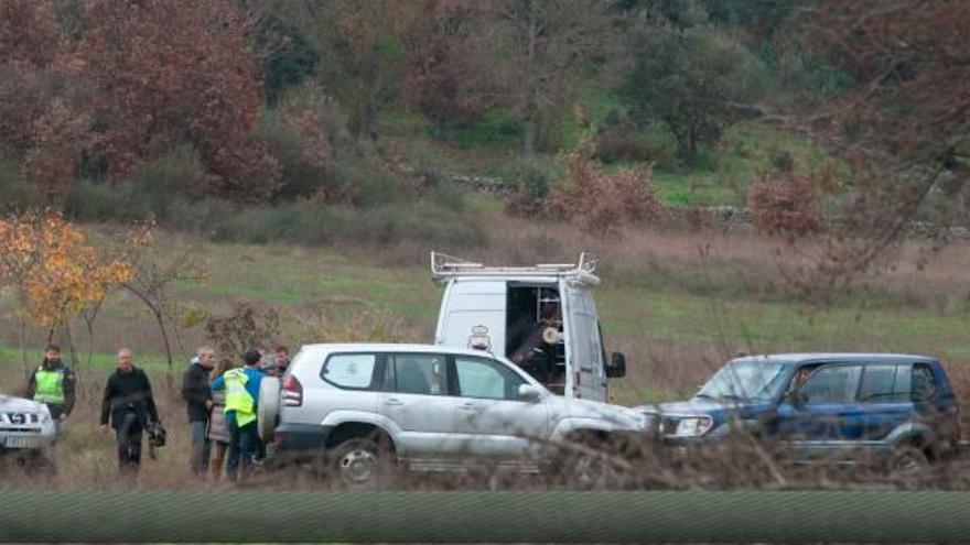 Operativo policial desplazado ayer hasta San Vicente de la Cabeza donde localizaron los cuerpos de una madre y su hija de 9 años.