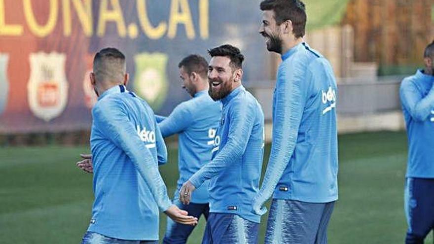 Messi fa broma amb Jordi Alba i Gerard Piqué, ahir durant l&#039;entrenament a la Ciutat Esportiva.