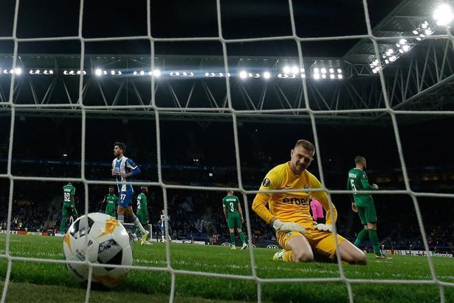 El portero búlgaro de Ludogorets Razgrad, Plamen Iliev, reacciona después de un gol anotado por el centrocampista argentino del Espanyol Matias Vargas durante el partido de fútbol del Grupo H de la UEFA Europa League entre Espanyol y Ludogorets Razg