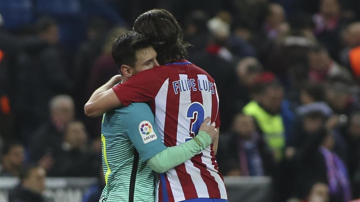 El abrazo al final del partido entre Leo Messi y Filipe Luis