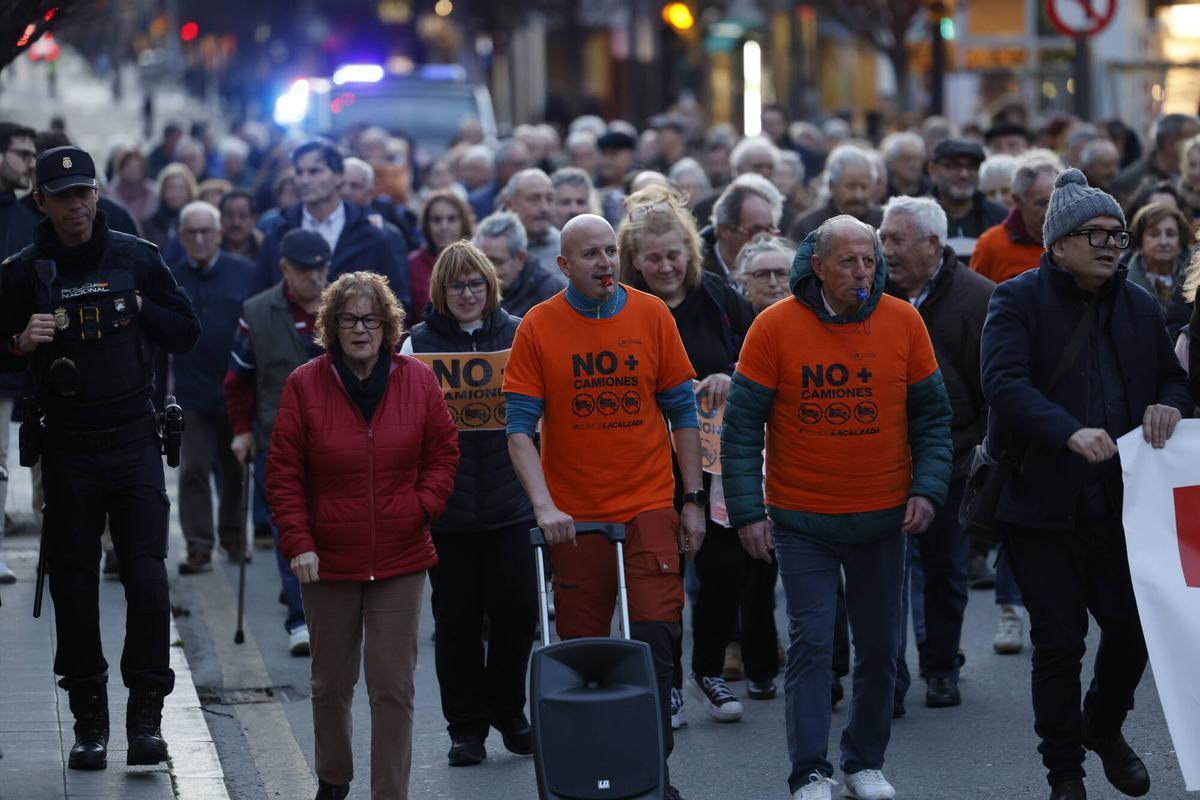Gijón. Manifestación de vecinos de La Calzada por el tráfico de camiones
