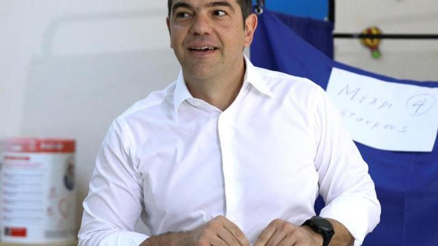 Alexis Tsipras vota en un colegio electoral.