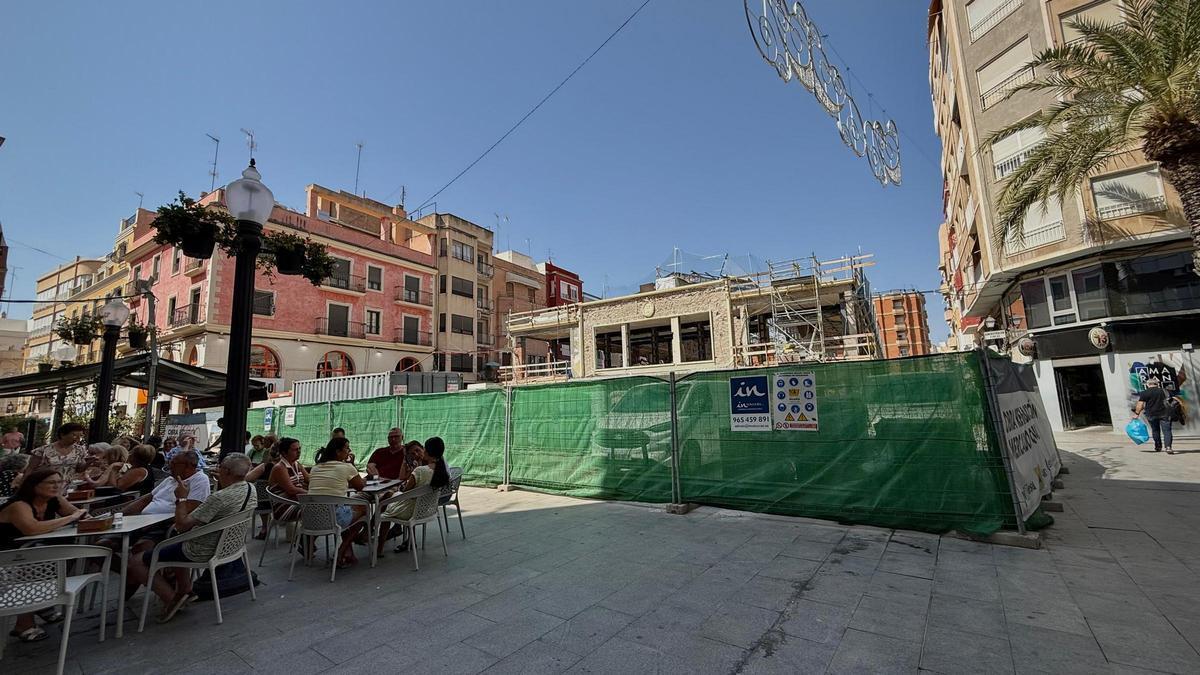 Una terraza junto a las obras del Mercado Central de Elche este viernes