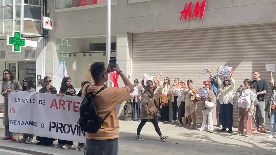 Trabajadoras del textil y del calzado se manifiestan en Pontevedra para frenar la firma del convenio estatal de Arte
