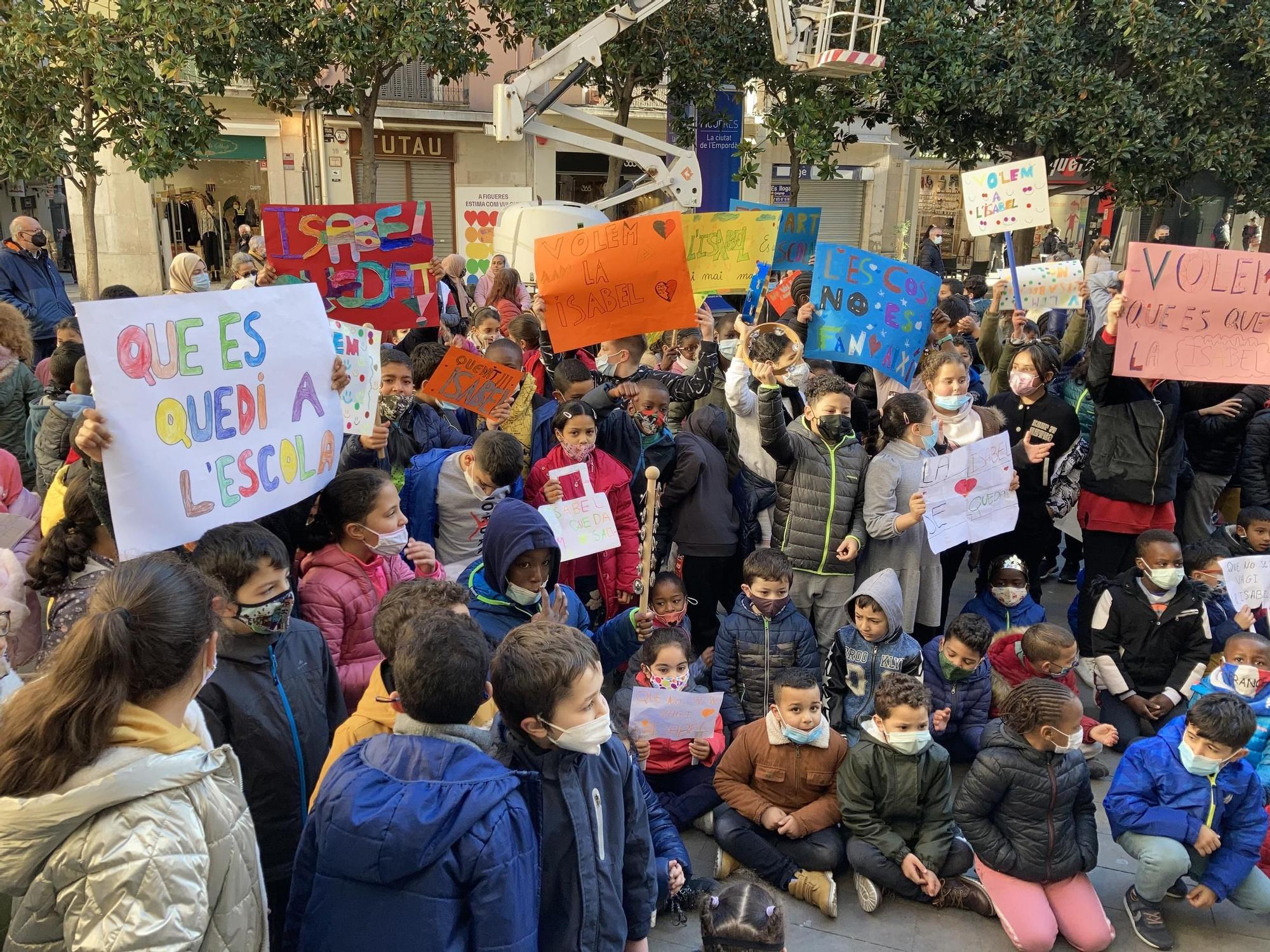 Protesta de l'Escola Anicet de Pagès davant l'Ajuntament de Figueres en defensa de la seva conserge