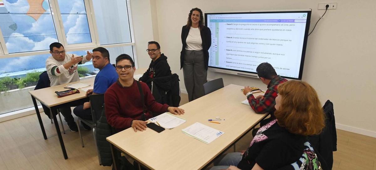 Miembros de Down Vigo en una de las aulas de su nueva sede. | P.H. Gamarra