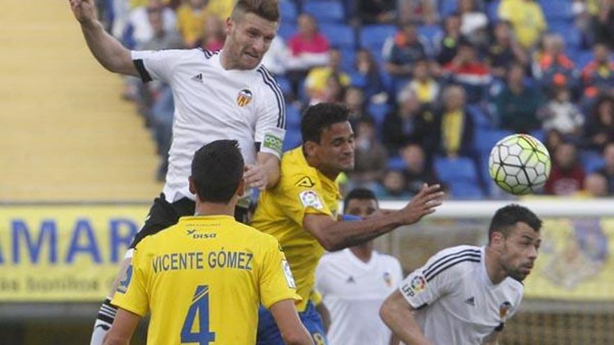 Tensión entre Mustafi y Alcácer, que se lanzan reproches en el campo