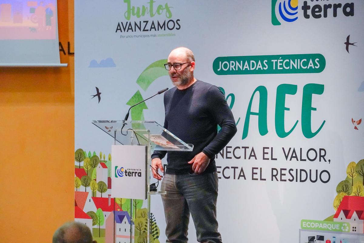 El gerente del Consorcio Terra, Pablo Martínez, analizó la gestión de los RAEE en la red consorciada de ecoparques, destacando que todavía se detectan más de 1.000 toneladas anuales de estos residuos incorrectamente depositados en la fracción resto.