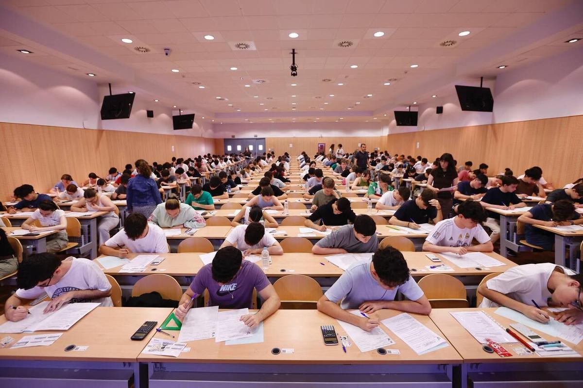 Alumnos realizan la Selectividad en Córdoba