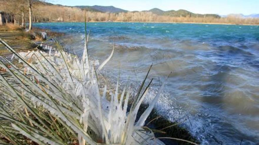 Glaç i vent a Banyoles durant l&#039;última gran onada de fred siberià, l&#039;any 2012.