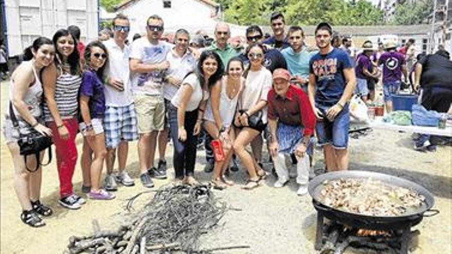 LAS PEÑAS TAURINAS SE HERMANAN EN LA FIESTA DE LAS PAELLAS