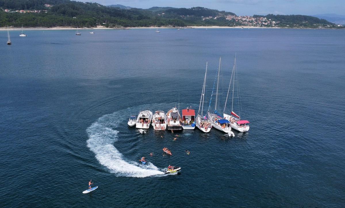 Los ocho barcos y la moto acuática que participaron en la 'boat party'.