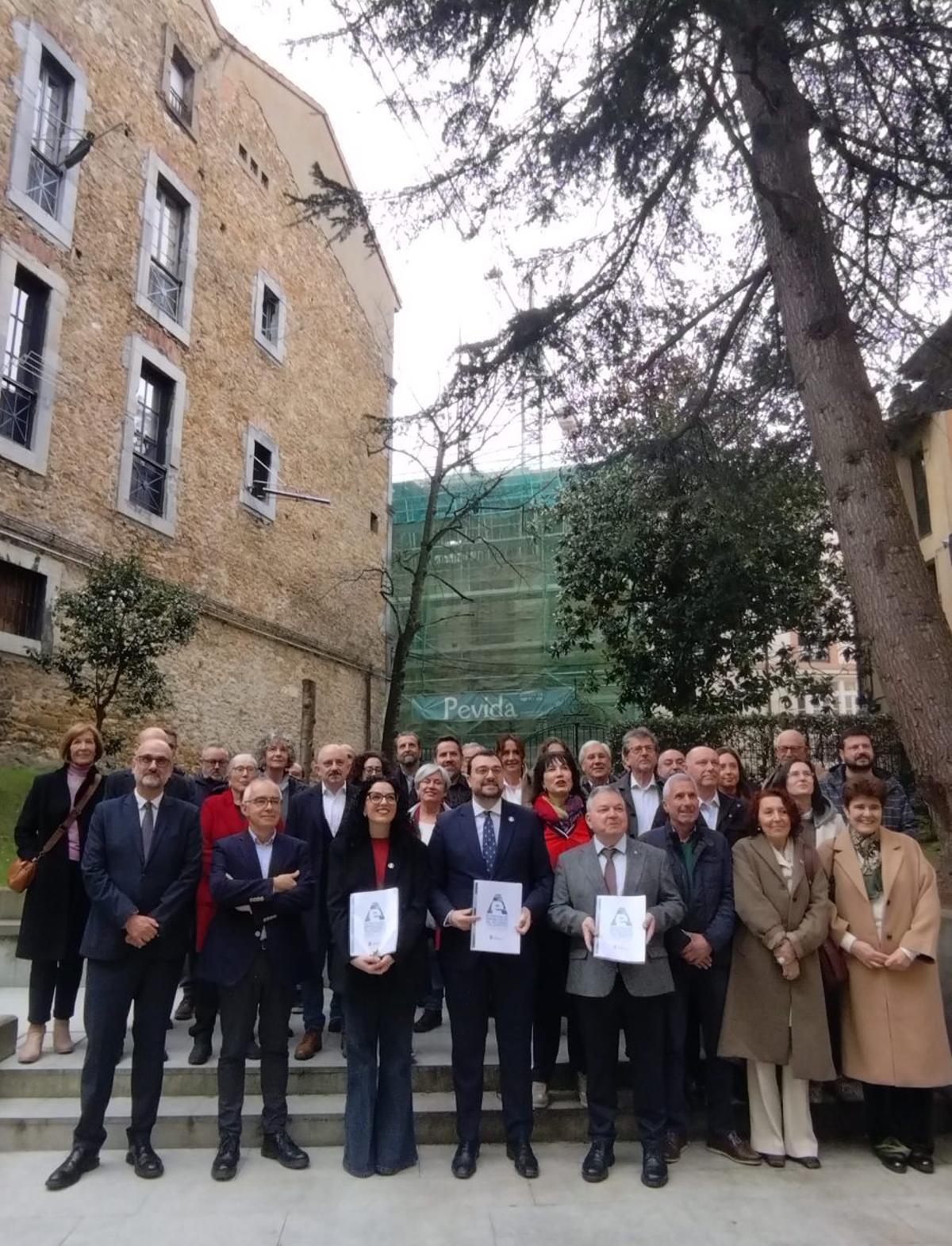 Vanessa Gutiérrez y Barbón, en el centro, flanqueados por Antón García y Riaño, y junto al resto de colaboradores, ayer, en el Palacio de Toreno. | LNE