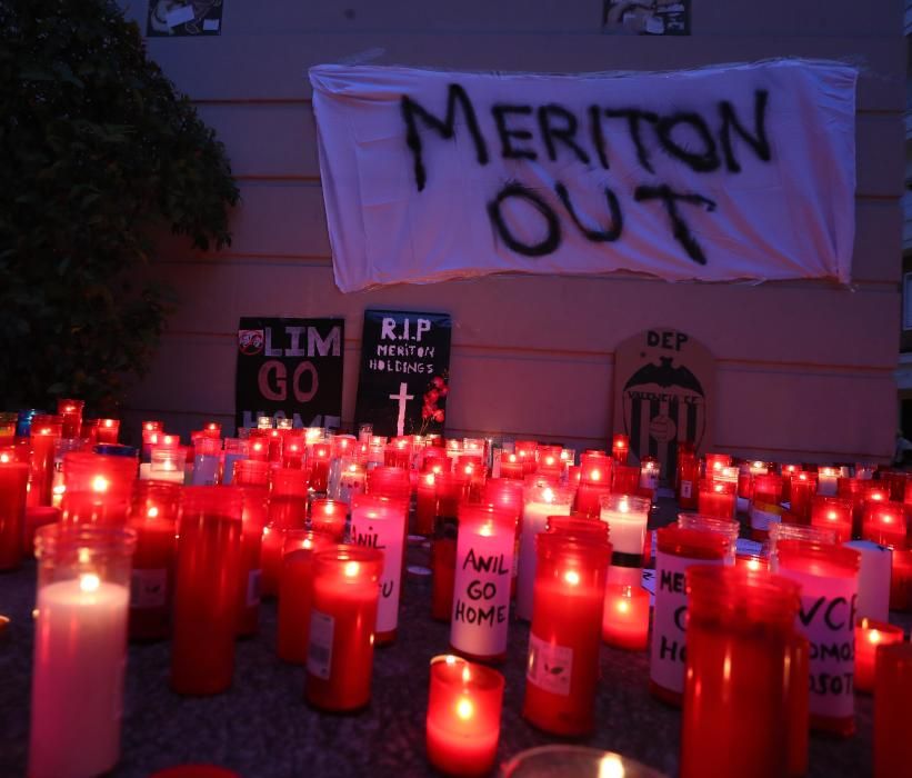 Protesta de los aficionados del Valencia CF contra de Meriton y Peter Lim