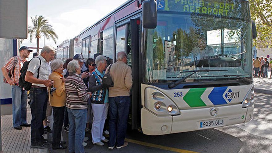 Así desinfectan el transporte público por el coronavirus en Baleares