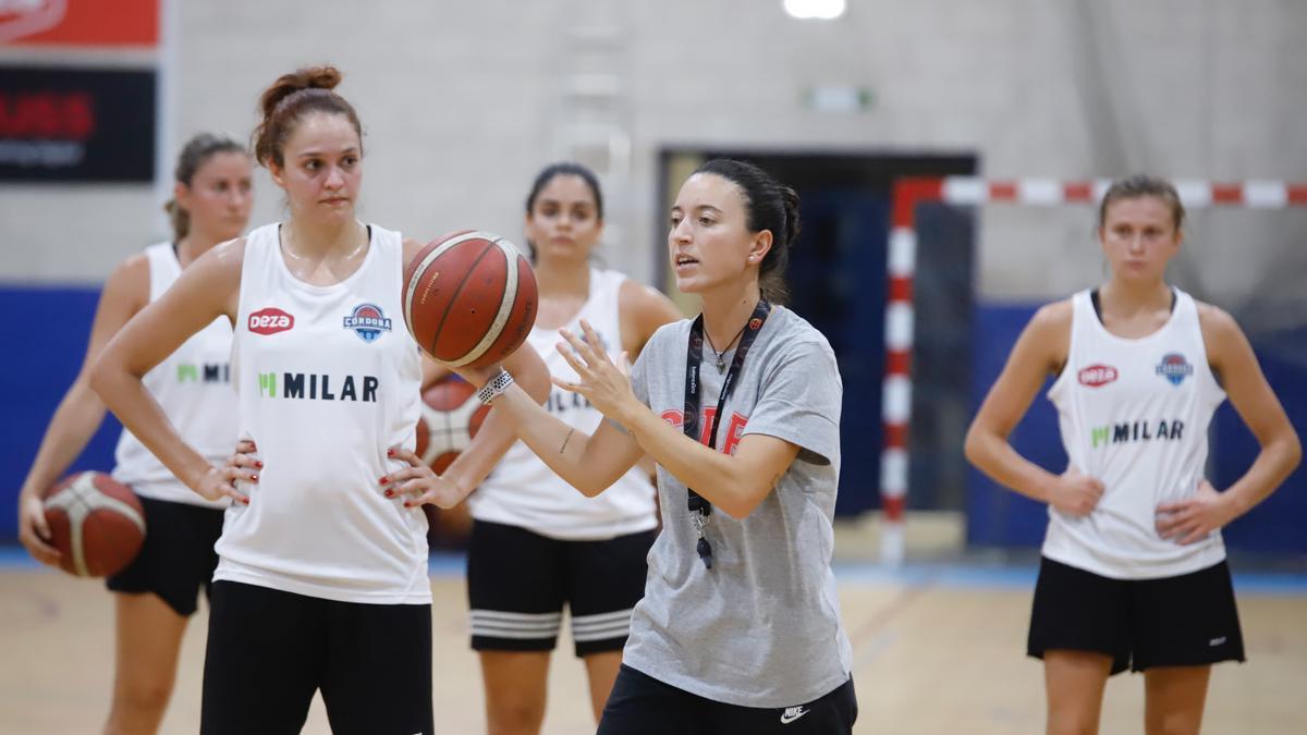 Mireia Capdevila da instrucciones a sus jugadoras en el colegio Cervantes.