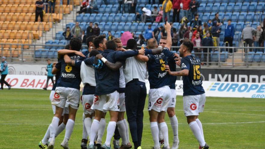 Los jugadores del UCAM se cierran en una piña para celebrar el triunfo tras el pitido final.