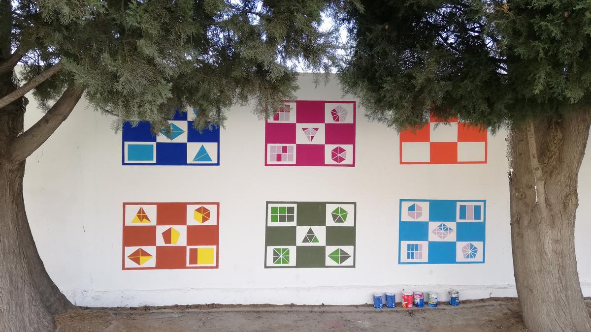 Bingo matemático pintado en las paredes del recreo del IES dentro del proyecto.