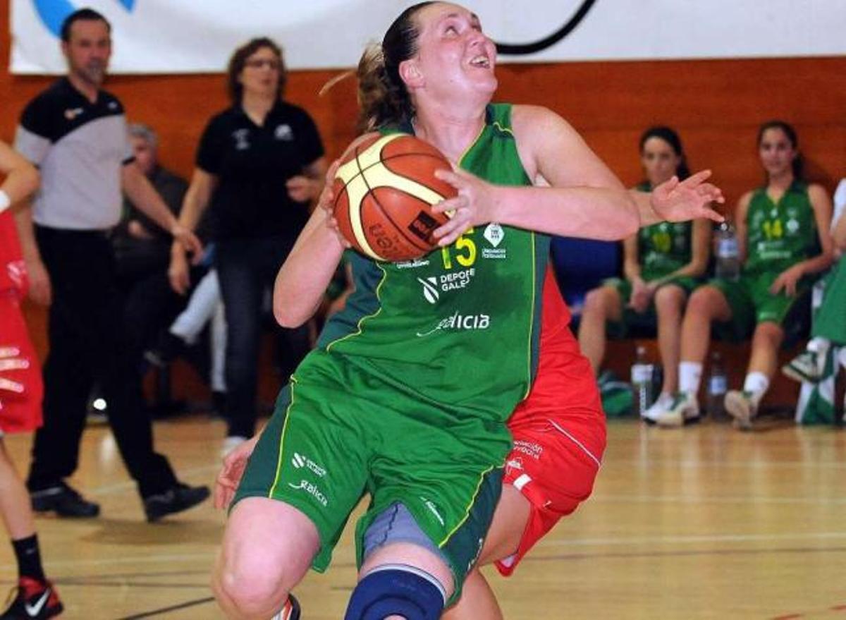 Olga Fedorova, dispuesta a lanzar a canasta. // Rafa Vázquez