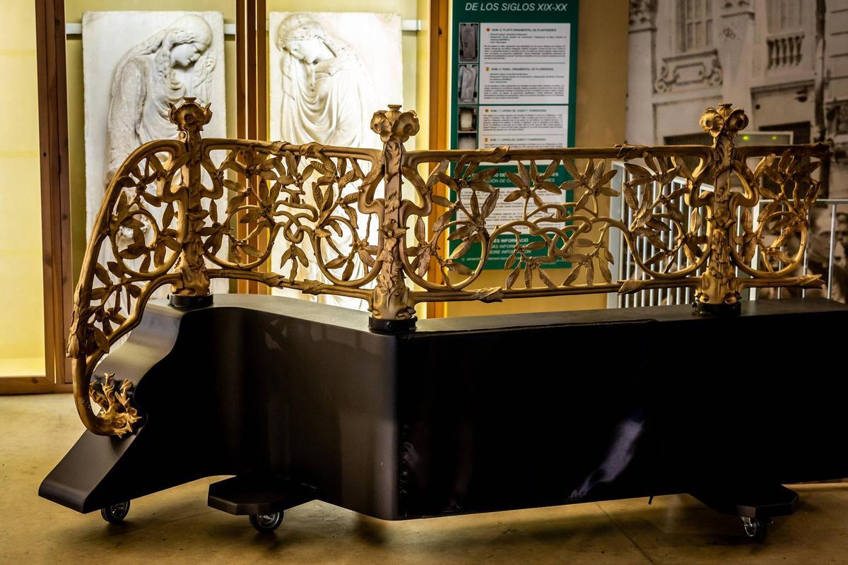 El fragmento original de la barandilla del panteón Coromina que se ha trasladado a la colección de carrozas del cementerio de Montjuïc para ser exhibida.