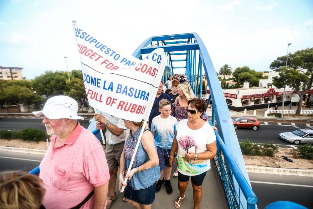 Manifestación en Orihuela Costa por su abandono