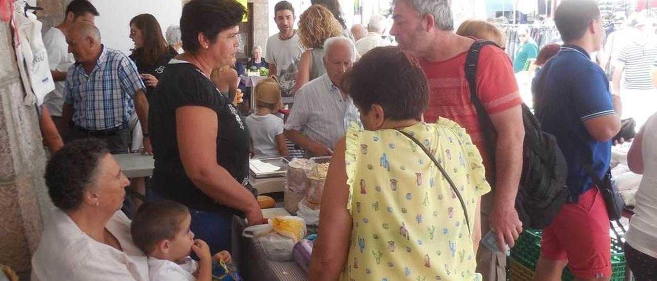 Vendedores y público en la plaza dominical de Cangas de Onís.