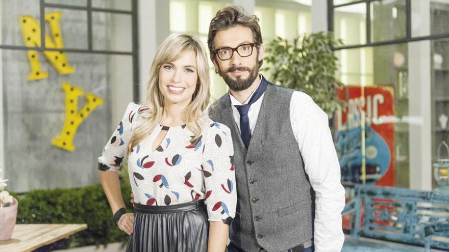 Elisabet Carnicé y Sergi Amat, presentadores de &#039;A punto con La 2&#039;.