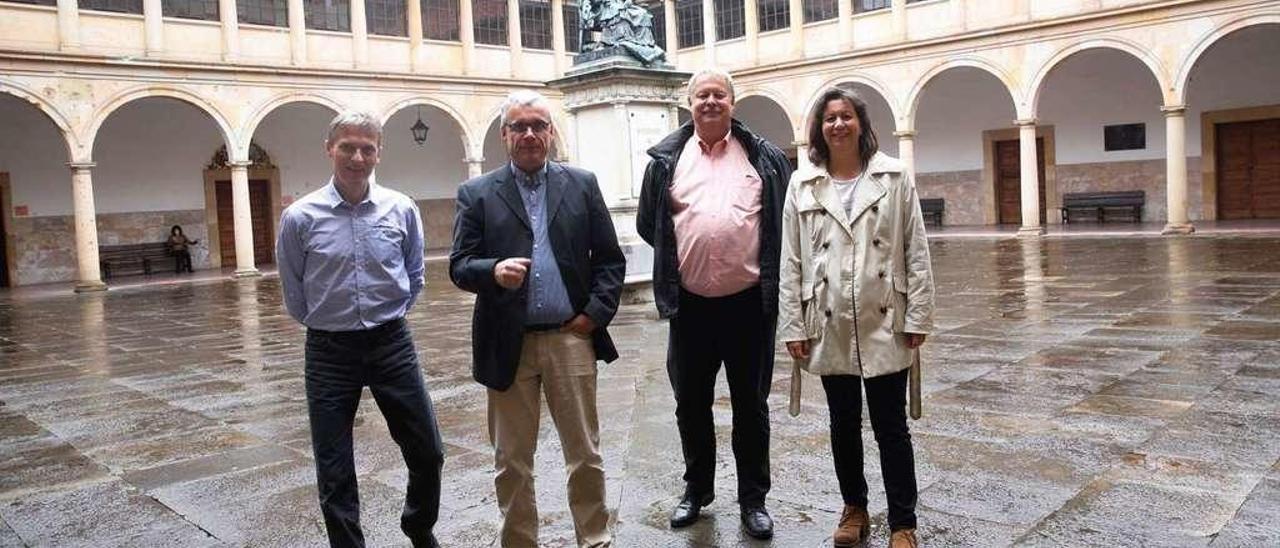 Peter Quirmbach, segundo por la derecha, junto a Carmen Blanco, Joachim Scholz y Wolfgang Imhof, en el claustro de la Universidad de Oviedo.