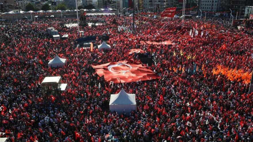 La oposición turca se manifiesta contra el golpe y el autoritarismo islamista
