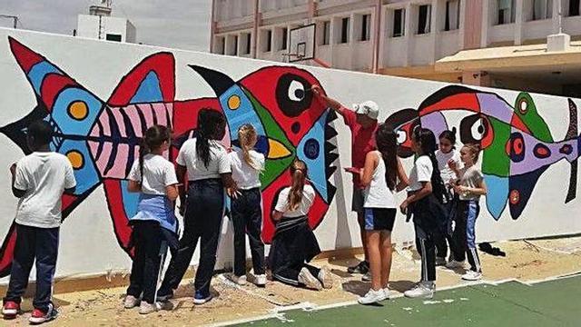 Mural con los peces de César en el Nieves Toledo