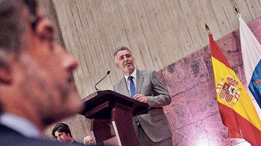 El presidente Ángel Víctor Torres durante su discurso tras tomar posesión del cargo. En primer plano, Gustavo Matos.