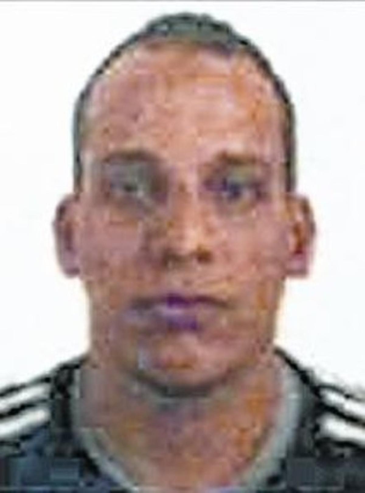 Dos sospechosos: Saïd y Cherif Kouachi. Dos sospechosos: Saïd y Cherif Kouachi.