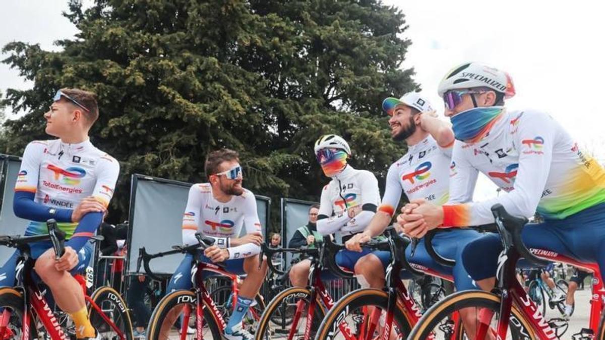 Ciclistas esperando la salida en la París-Niza