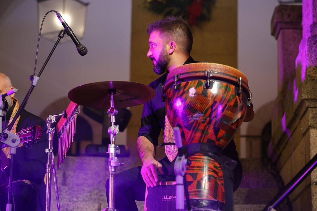Fotogalería | Así ha sido la multitudinaria Zambombá flamenca en la plaza Mayor de Cáceres