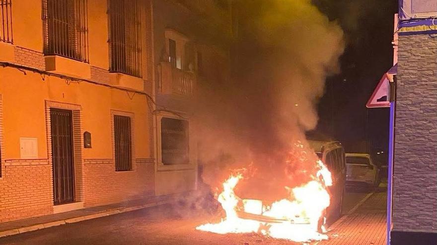 El vehículo incendiado en el mismo lugar donde tuvo lugar el tiroteo en Puente Genil.
