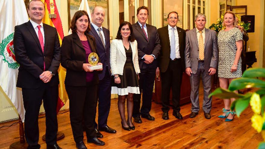 Foto de familia de algunos de los asistentes al acto, ayer, en el Gabinete Literario.