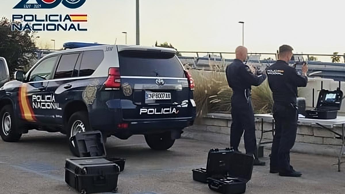 Agentes de la Unidad de Aérea de la Comisaría Provincial de Málaga.