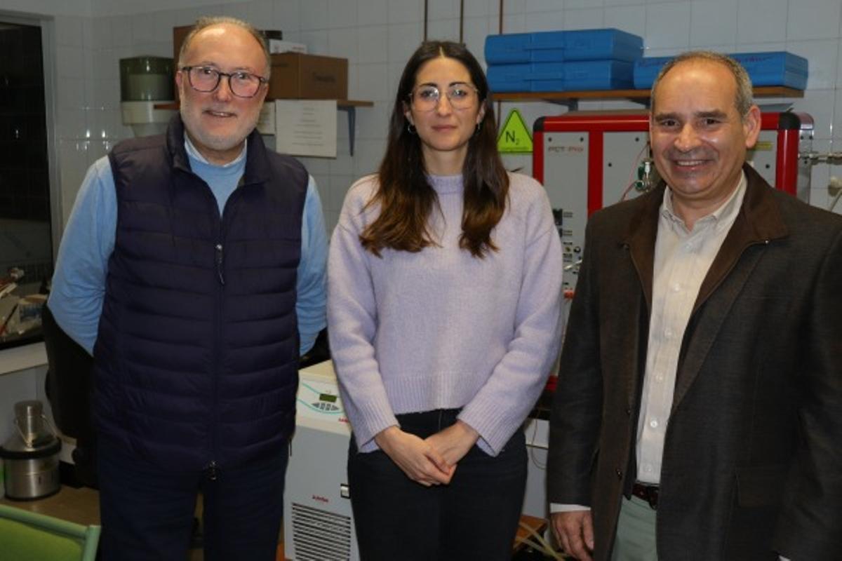 La investigadora Ágata González Caro junto a José Ramón Jiménez y José María Fernández en la Escuela Politécnica Superior de Belmez.