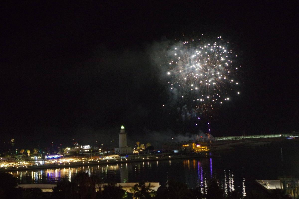 Fuegos de inicio de la Feria de Málaga desde desde el hotel Catalonia Molina Lario Fuegos de inicio de la Feria de Málaga desde desde el hotel Catalonia Molina Lario