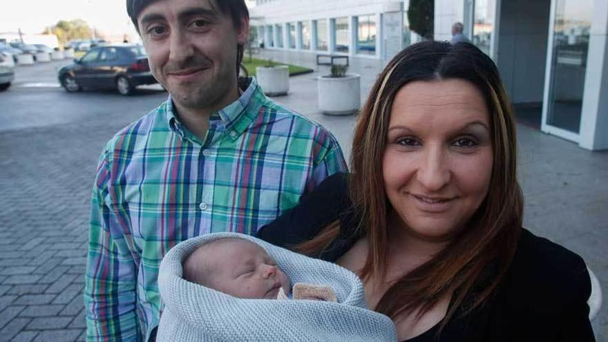 Jonathan Ríos y Raquel Gándara, ayer, ante el Hospital Universitario San Agustín, con el pequeño Jonathan.