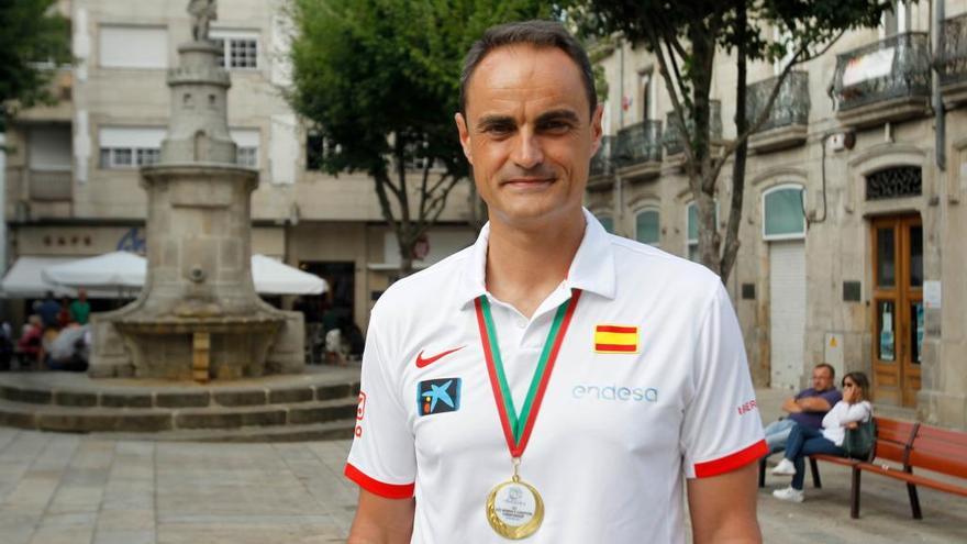 Mario Muñoz, con su medalla, en Vigo // María R. Villar