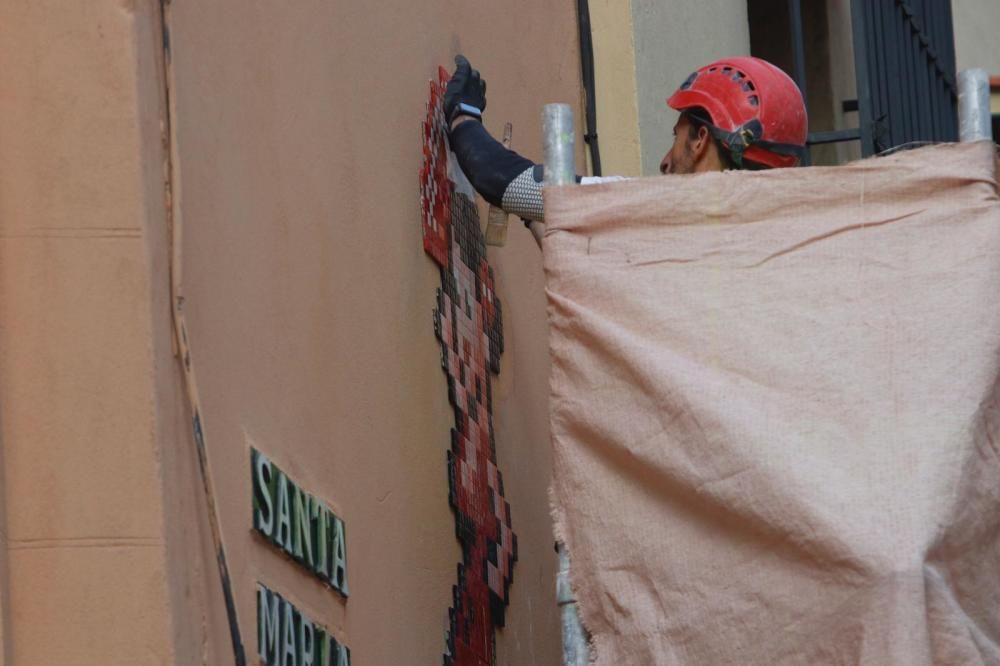 Este martes por la mañana, dos operarios municipales comenzaban a trabajar en su retirada que poco antes de las doce del mediodía ya había concluido.