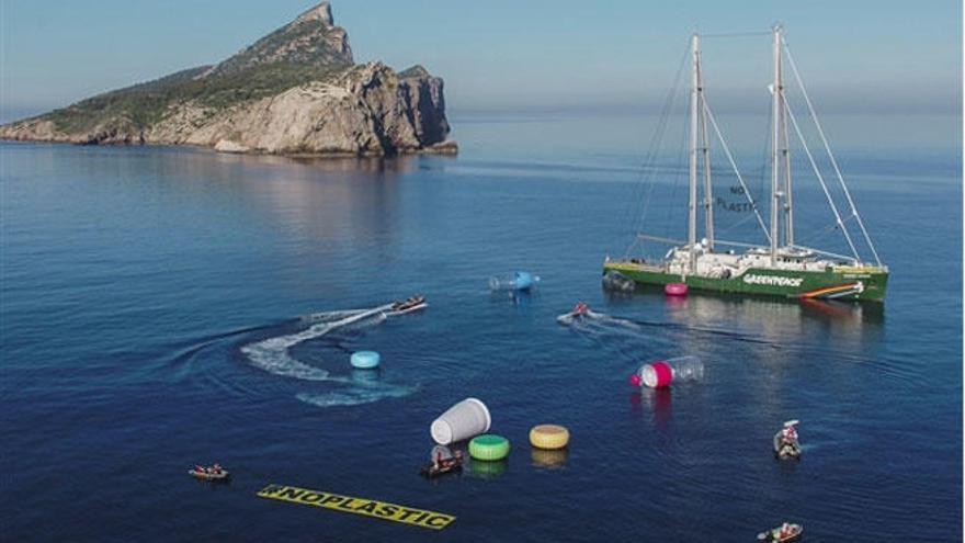 Greenpeace esparce plásticos en aguas de Baleares contra la contaminación