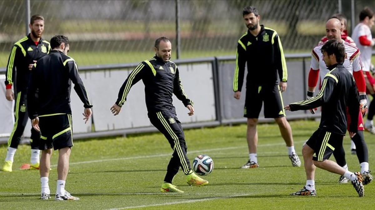 Iniesta, envoltat per Ramos, Juanfran, Albiol, Reina i Silva en l’entrenament d’aquest diumenge de la selecció espanyola. Iniesta, envoltat per Ramos, Juanfran, Albiol, Reina i Silva en l’entrenament d’aquest diumenge de la selecció espanyola.