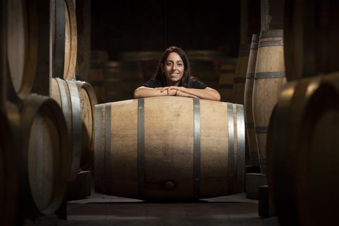 Judit Sabaté entre barriles de la bodega de Abadia de Poblet.