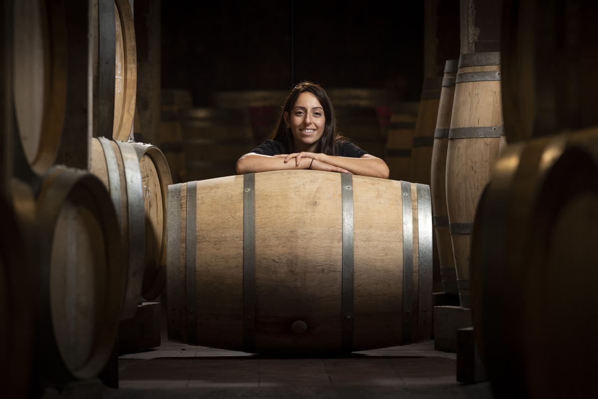 Judit Sabaté entre barriles de la bodega de Abadia de Poblet.